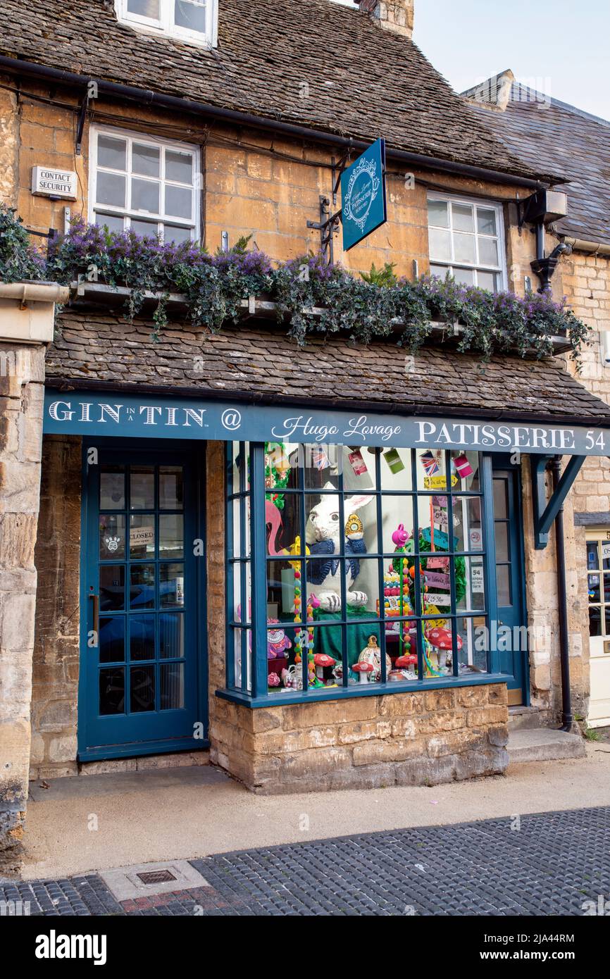 Gin in einem Konditorei- und Konditorei-Laden an der Hauptstraße in Burford. Cotswolds, Oxfordshire, England Stockfoto