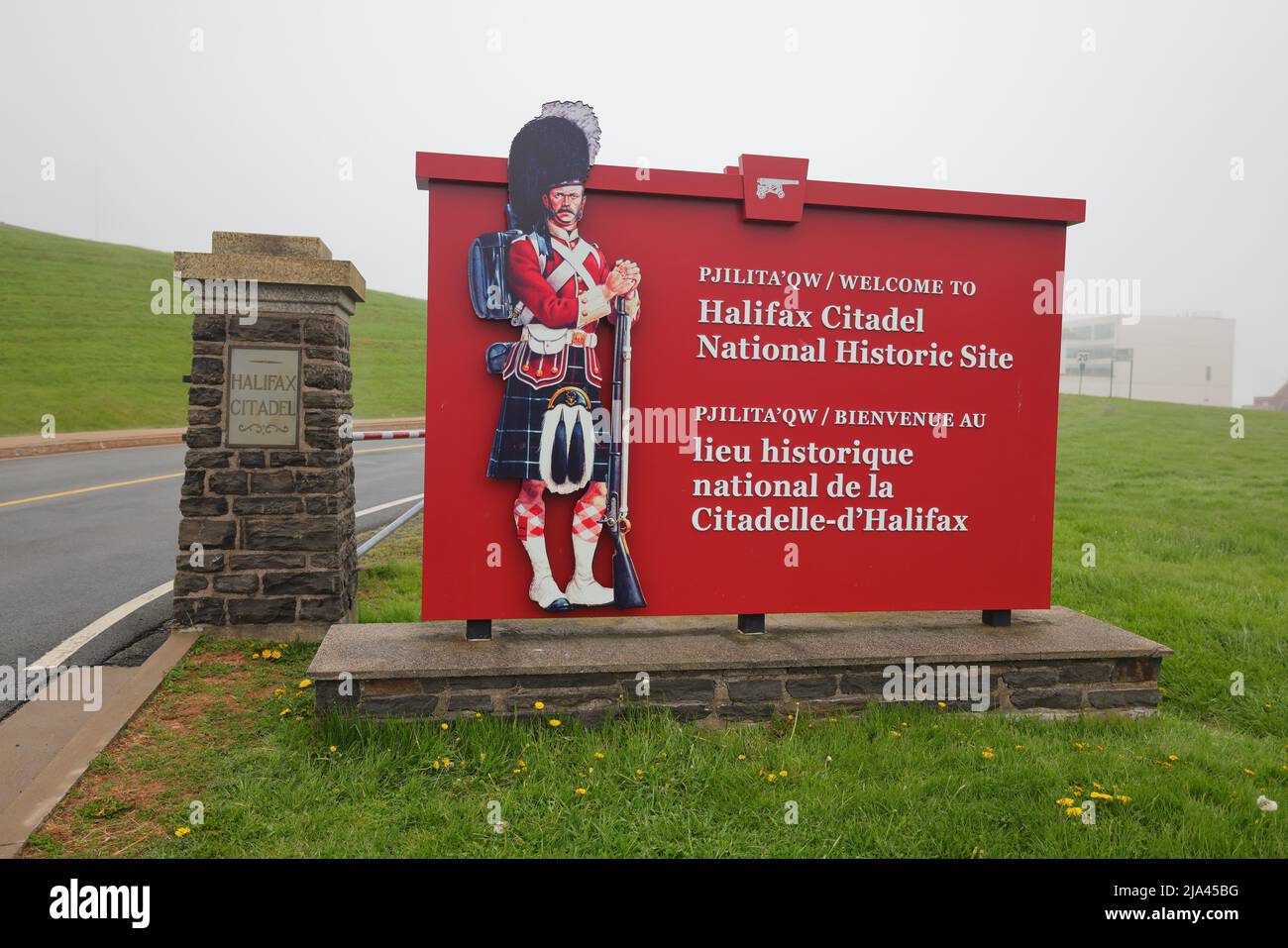 Willkommenstafel an der Halifax Citadel National Historic Site am Eingang in Englisch und Französisch. HALIFAX, KANADA - MAI 2022 Stockfoto