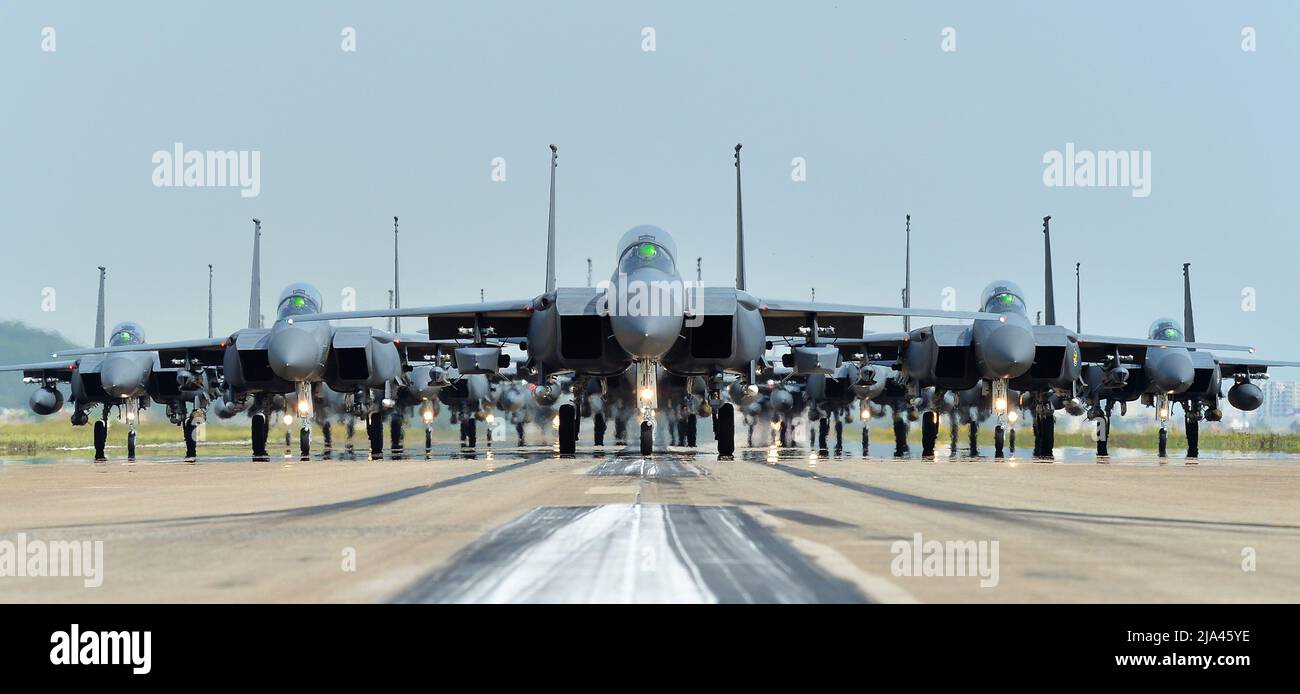 Seoul, Südkorea. 25.. Mai 2022. (Auf diesen Bildern sehen Sie das südkoreanische Verteidigungsministerium) die F-15K-Kämpfer der südkoreanischen Luftwaffe führen am 24. Mai 2022 einen Elefantenmarsch auf einer nicht näher bezeichneten Luftbasis durch, um die Kampfbereitschaft des Landes zu zeigen. (Foto: Verteidigungsministerium/Sipa USA) Quelle: SIPA USA/Alamy Live News Stockfoto