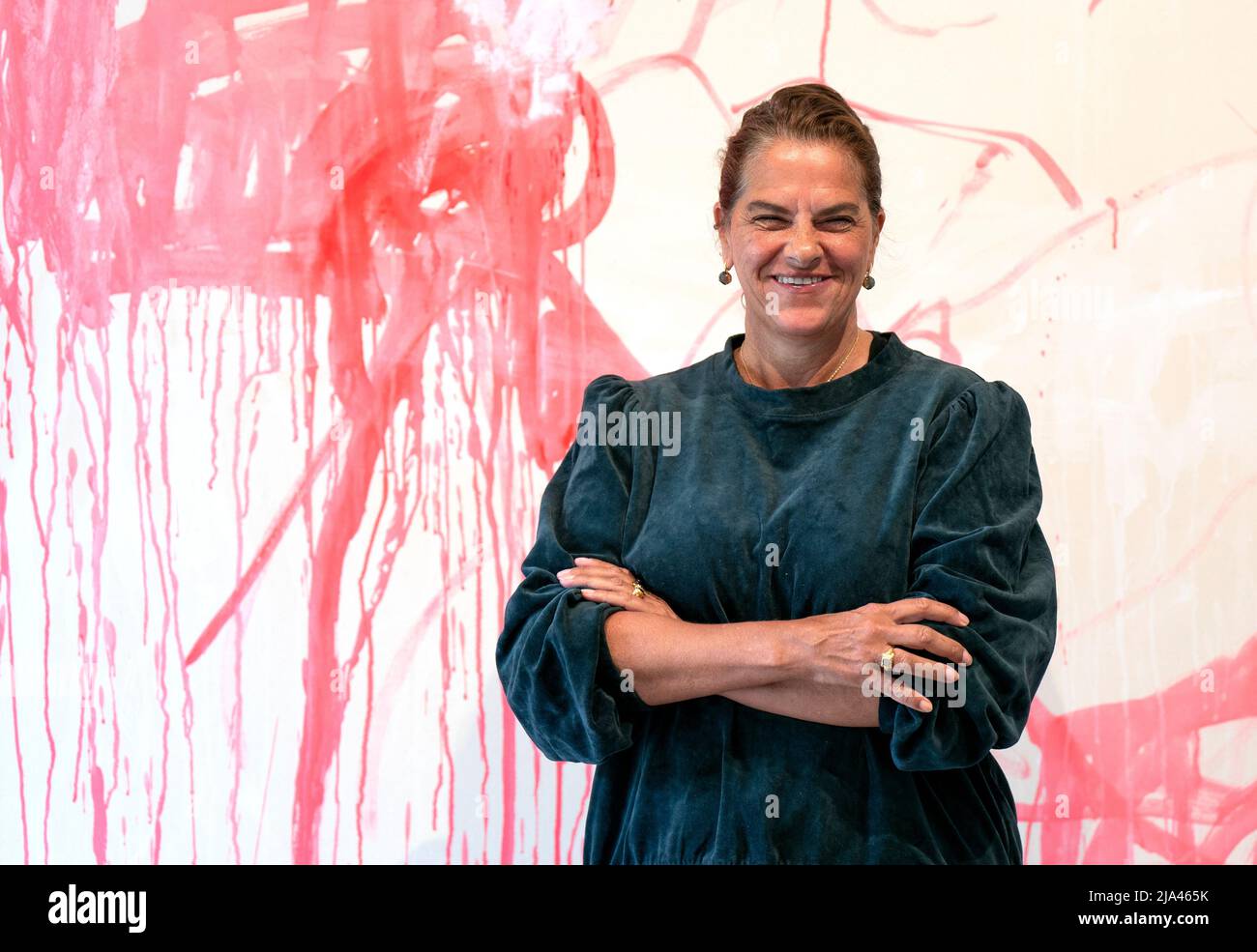 Die Künstlerin Tracey Emin begleitet ein Stück mit dem Titel 'Wet', das in ihrer ersten schottischen Show seit 2008 zu sehen ist, 'I Lay Here for You', die vom 28. Mai bis zum 30. September 2022 im Jupiter Artland, Wilkieston, Edinburgh, stattfindet. Die Ausstellung zeigt brandneue Arbeiten des Künstlers, die über die Möglichkeit der Liebe nach der Not reflektieren. Emin enthüllte außerdem eine sechs Meter lange Bronzeskulptur, die ich für Sie hier lege, als neueste Dauerarbeit im Skulpturenpark. Die vom Künstler persönlich in einem alten Buchenhain gelegene, überlebensgroße weibliche Figur, die aus einer vom Künstler geformten Tonfassung in Bronze gegossen wurde, Stockfoto