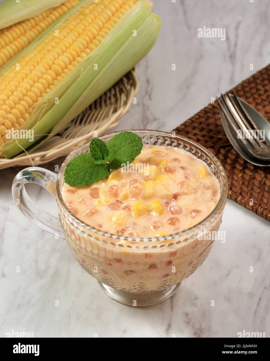 Bubur Jagd Manis, Sweet Corn Porridge, ein indonesisches Dessert, das von der javanesischen Speisekarte beliebt ist und in der Regel für Ifthar oder Buka Puasa serviert wird. Hergestellt aus Sweet Co Stockfoto