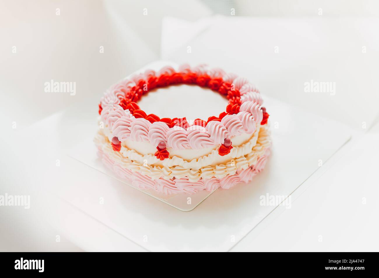 Pink-weißer Geburtstagstorte mit Dekoration. Stockfoto