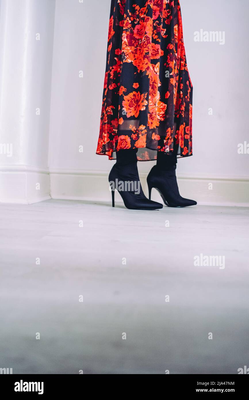 Die untere Hälfte einer Frau trägt einen langen Rock und Sockenstiefel Stockfoto