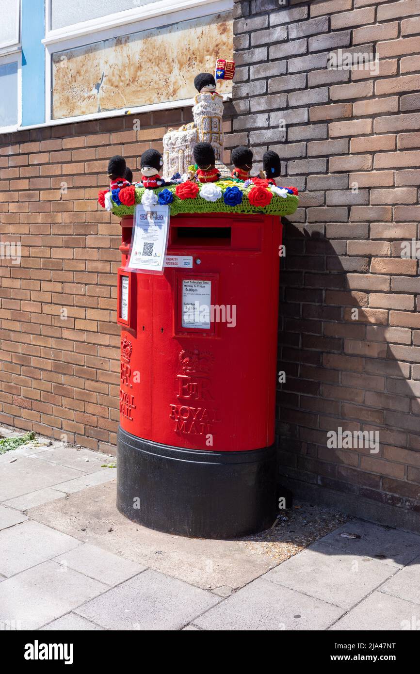 Kingswood, Bristol Briefkasten zur Feier ihrer königlichen Majestät Königin Elizabeth II Platinum Jubilee (May22) Stockfoto