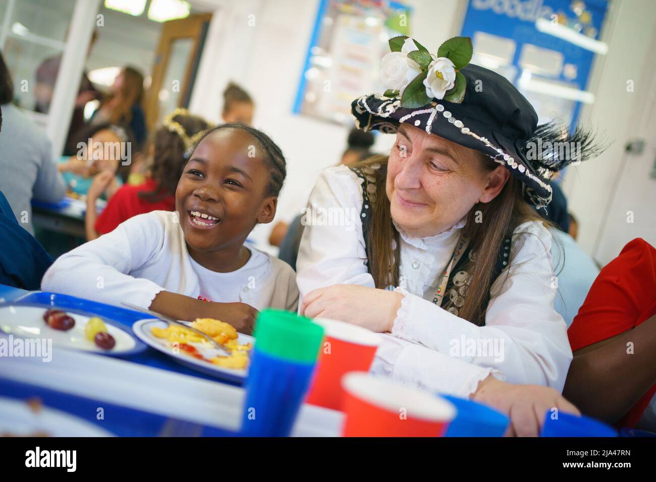 Mitarbeiter und Schüler genießen ein großes Jubilee-Mittagessen an der Duncombe Primary School im Norden Londons. Bilddatum: Freitag, 27. Mai 2022. Stockfoto