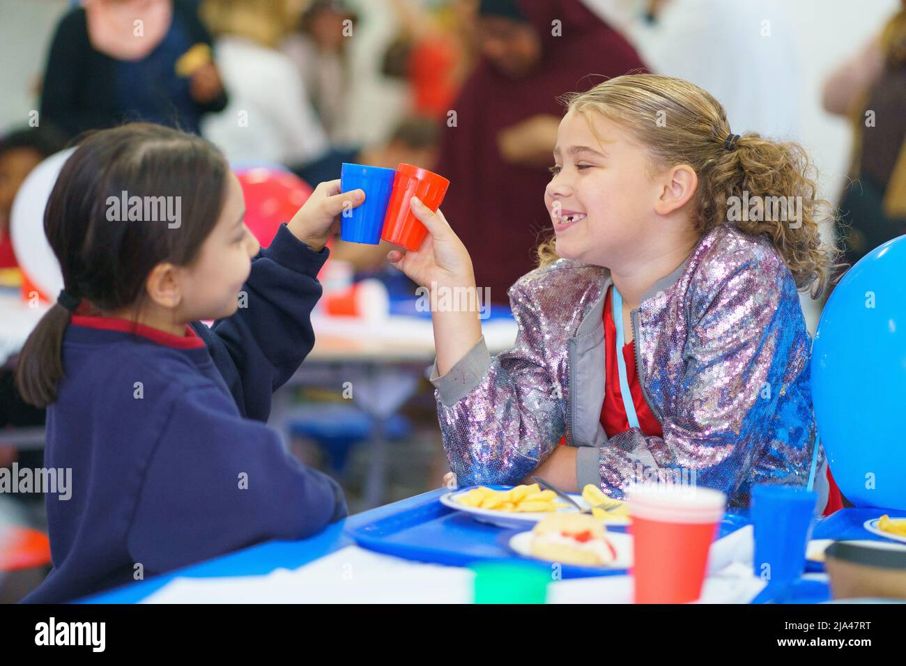 Schüler genießen ein großes Jubilee-Mittagessen an der Duncombe Primary School im Norden Londons. Bilddatum: Freitag, 27. Mai 2022. Stockfoto