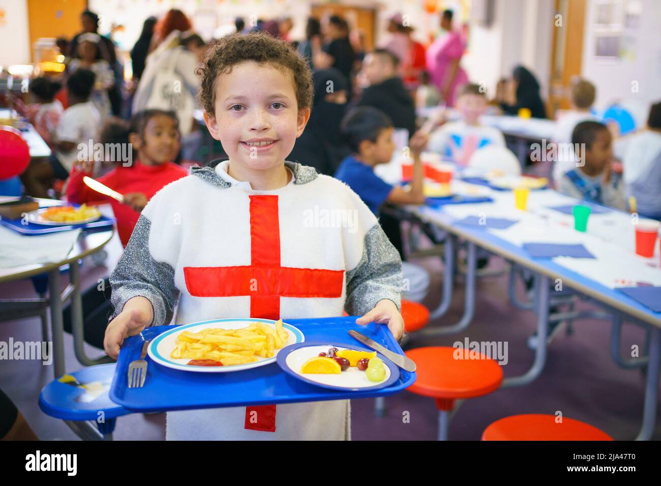 Schüler genießen ein großes Jubilee-Mittagessen an der Duncombe Primary School im Norden Londons. Bilddatum: Freitag, 27. Mai 2022. Stockfoto