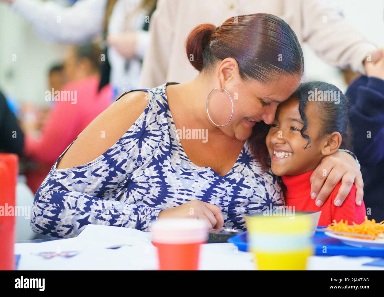 Eltern und Kinder genießen ein großes Jubilee-Mittagessen an der Duncombe Primary School im Norden Londons. Bilddatum: Freitag, 27. Mai 2022. Stockfoto