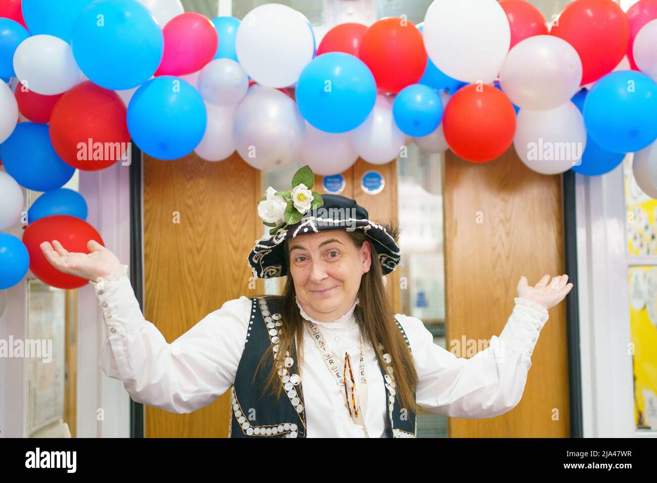 Ein Mitarbeiter in schicken Kleidern bei einem Big Jubilee Lunch an der Duncombe Primary School im Norden Londons. Bilddatum: Freitag, 27. Mai 2022. Stockfoto