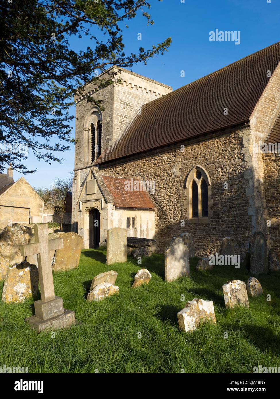 Dies ist die schöne anglikanische Pfarrkirche St. Andrew im Herzen von Sandford Village, südlich von Oxford. Dies war ursprünglich normannisch, gebaut um 1100 Stockfoto