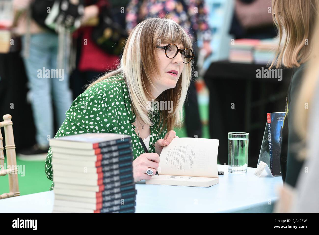 27.. Mai 2022, Hay-on-Wye, Wales Yvette Fielding beim Hay Festival of Art and Literature 2022 in Powys, Wales. Das Festival läuft bis nächste Woche und zieht Autoren aus der ganzen Welt an, um an der Veranstaltung teilzunehmen. Stockfoto