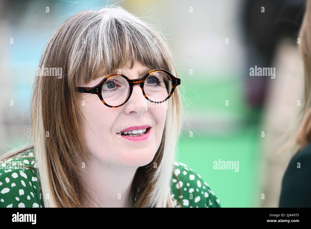 27.. Mai 2022, Hay-on-Wye, Wales Yvette Fielding beim Hay Festival of Art and Literature 2022 in Powys, Wales. Das Festival läuft bis nächste Woche und zieht Autoren aus der ganzen Welt an, um an der Veranstaltung teilzunehmen. Stockfoto