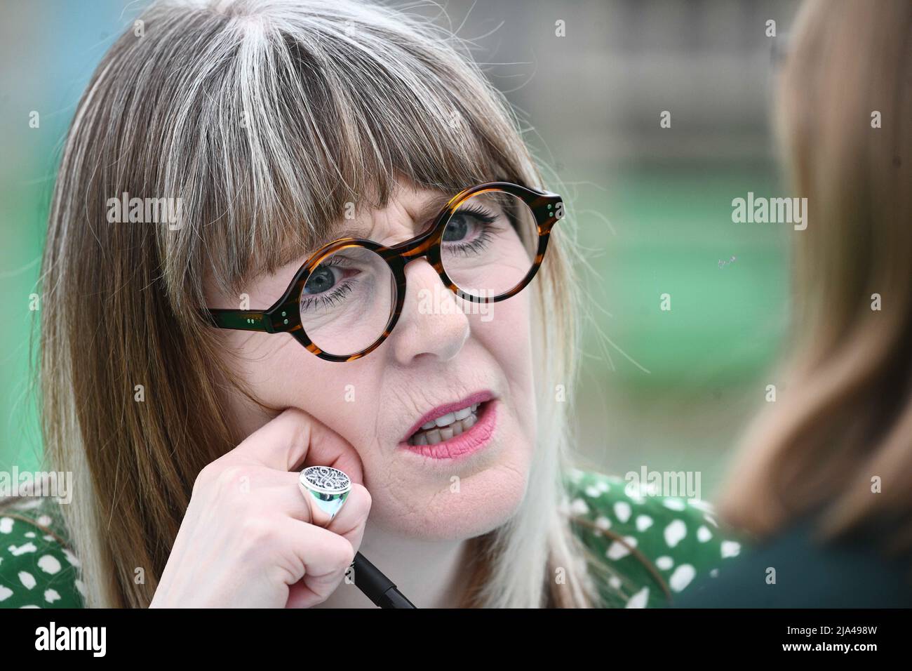 27.. Mai 2022, Hay-on-Wye, Wales Yvette Fielding beim Hay Festival of Art and Literature 2022 in Powys, Wales. Das Festival läuft bis nächste Woche und zieht Autoren aus der ganzen Welt an, um an der Veranstaltung teilzunehmen. Stockfoto