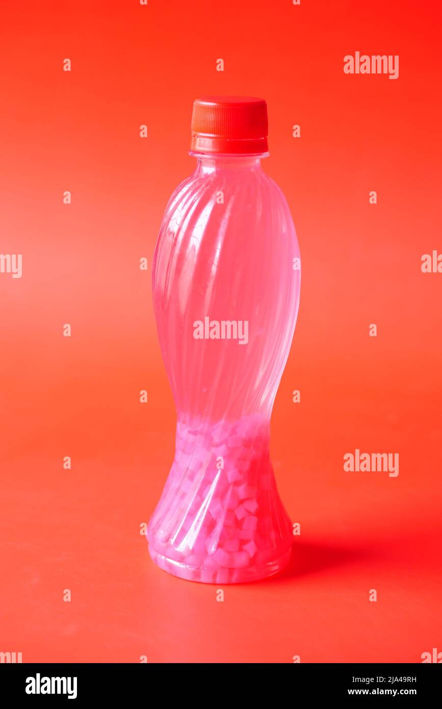 Plastikflaschen mit Softdrink auf rotem Hintergrund Stockfoto