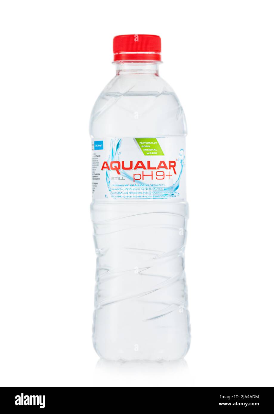 LONDON, UK - 01. MAI 2022 : Aqualar PH stilles Mineralwasser in Plastikflasche auf weiß. Stockfoto