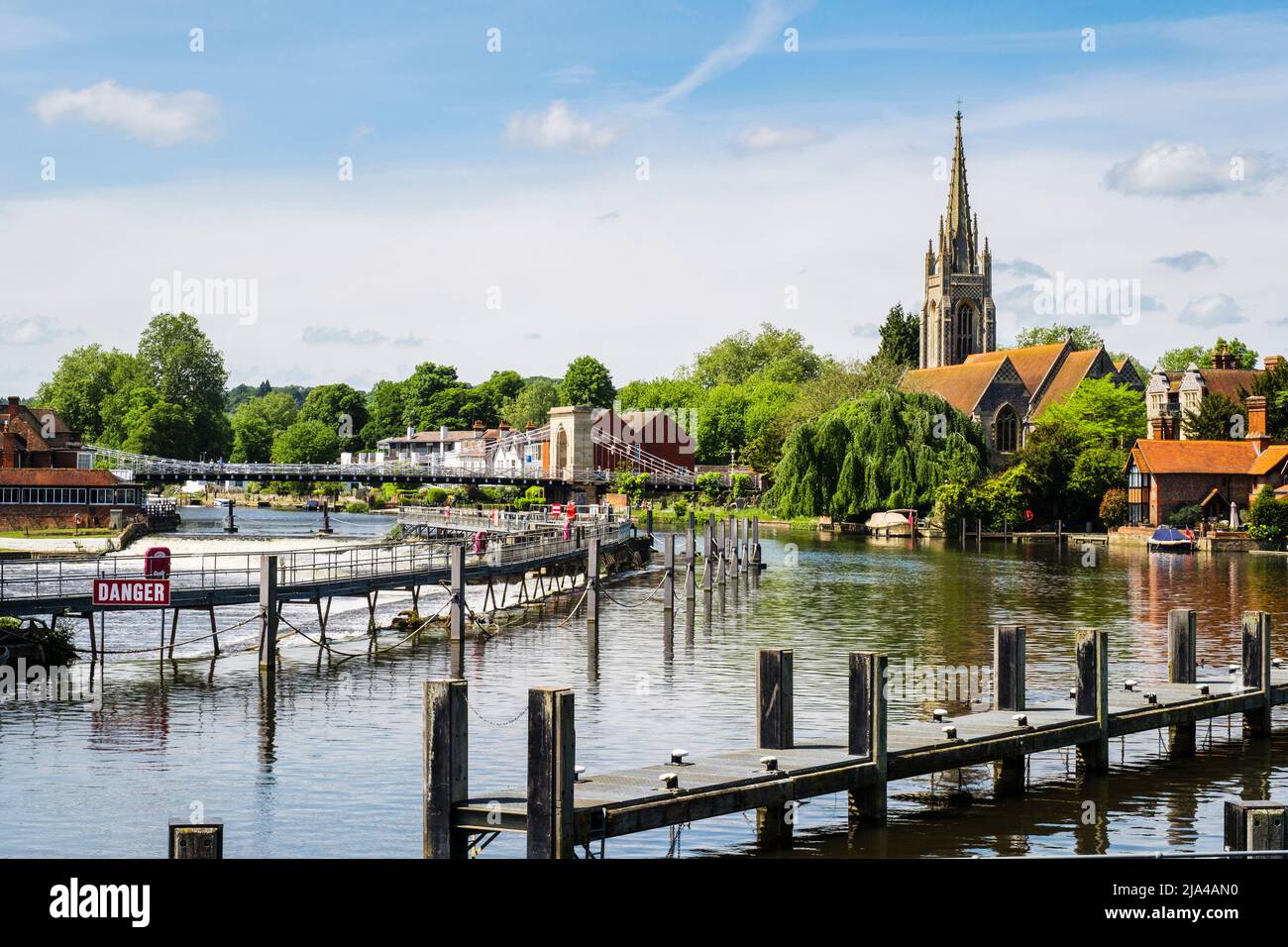 Blick von der Marlow-Schleuse entlang der Themse auf Wehr, Hängebrücke und All Saints Church. Marlow, Buckinghamshire, England, Großbritannien Stockfoto