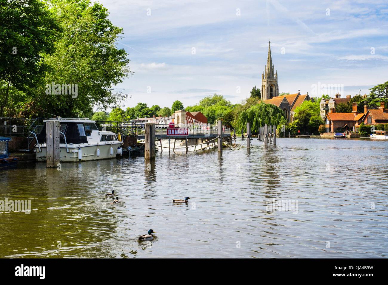 Blick von der Marlow-Schleuse entlang der Themse zum Wehr und zur All Saints Church in der Stadt Marlow, Buckinghamshire, England, Großbritannien Stockfoto