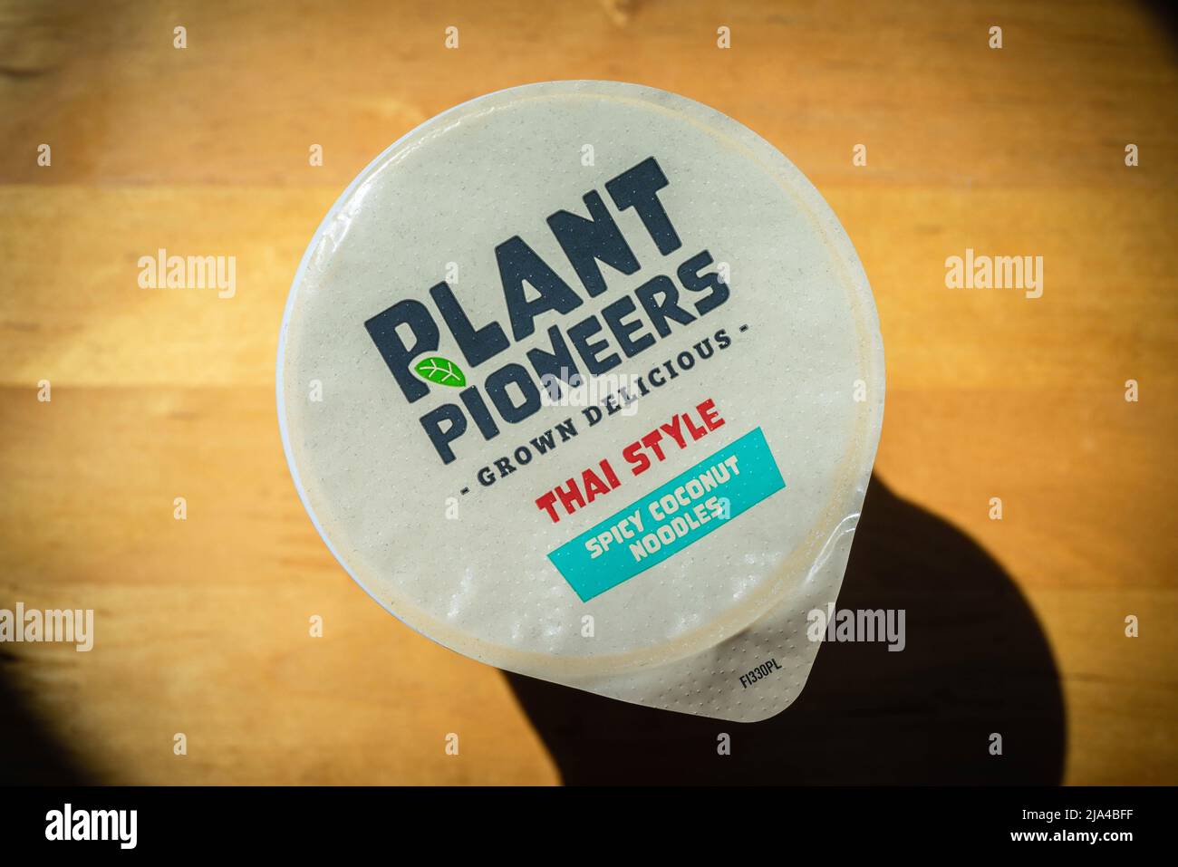 Veganes Essen / Nudeltopf auf pflanzlicher Basis Thai Style von Plant Pioneers, UK Stockfoto