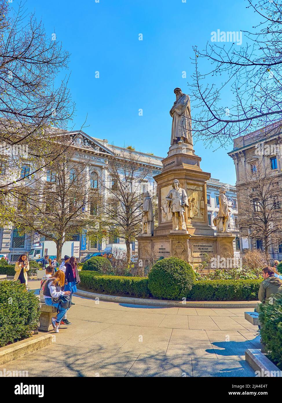 MAILAND, ITALIEN - 5. APRIL 2022: Die Skulptur von Leonardo da Vinci in der Mitte der Piazza della Scala, am 5. April in Mailand, Italien Stockfoto