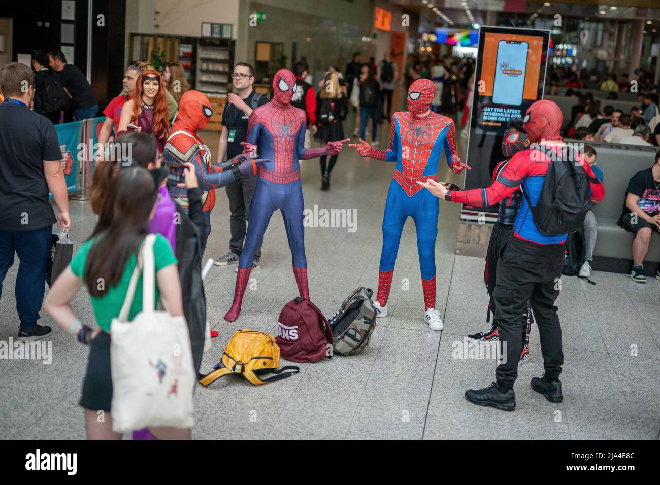 Cosplayer, die am ersten Tag der MCM Comic Con im Excel London im Osten Londons als Spiderman verkleidet waren. Bilddatum: Freitag, 27. Mai 2022. Stockfoto