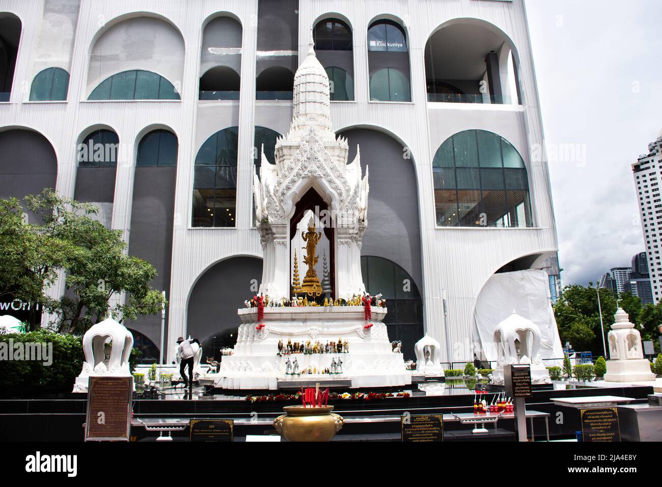 Alte trimurti gott-Statue oder lord Supreme trinity Figur in Schrein für thai Menschen Reisende reisen besuchen und respektieren beten Segen heiligen Geheimnis Stockfoto