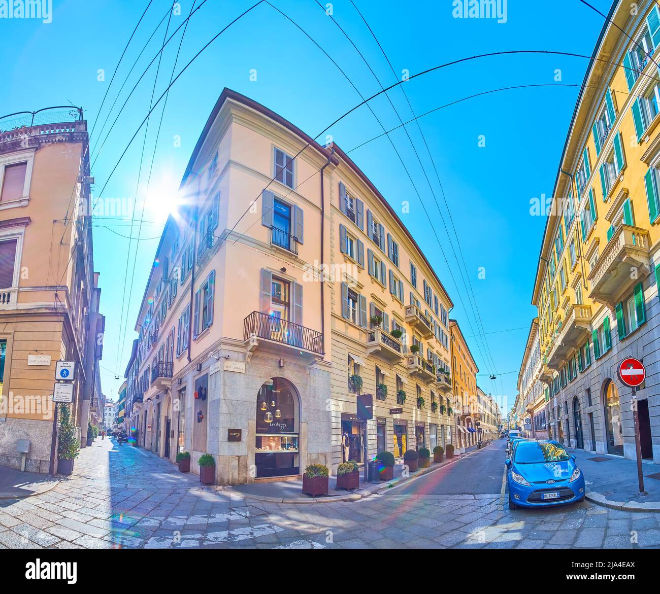 MAILAND, ITALIEN - 5. APRIL 2022: Panorama der Straßen des luxuriösen Modeviertels, am 5. April in Mailand, Italien Stockfoto