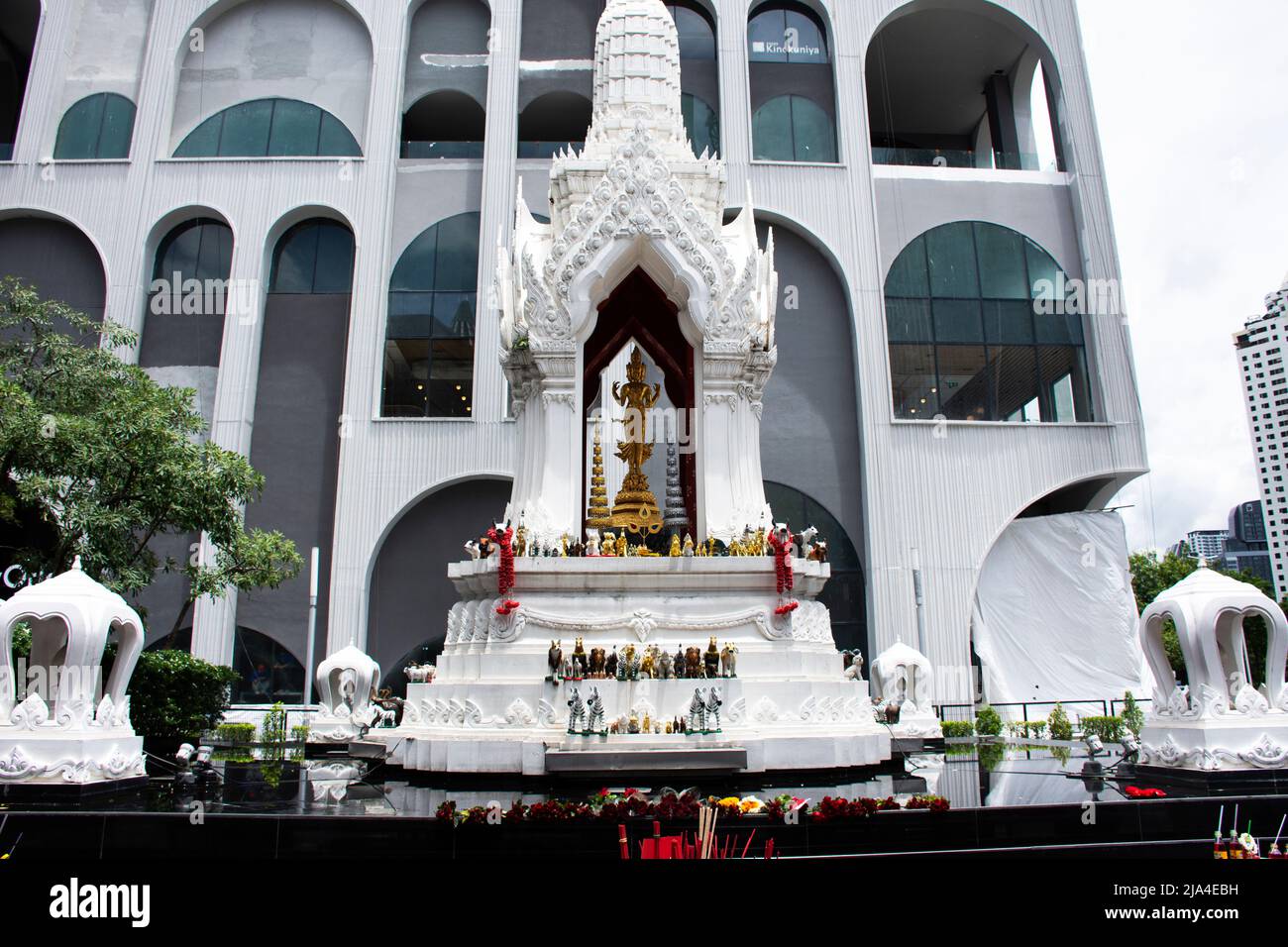 Alte trimurti gott-Statue oder lord Supreme trinity Figur in Schrein für thailänder Reisende reisen Besuch und respektieren Segen heilig auf der Terrasse beten Stockfoto