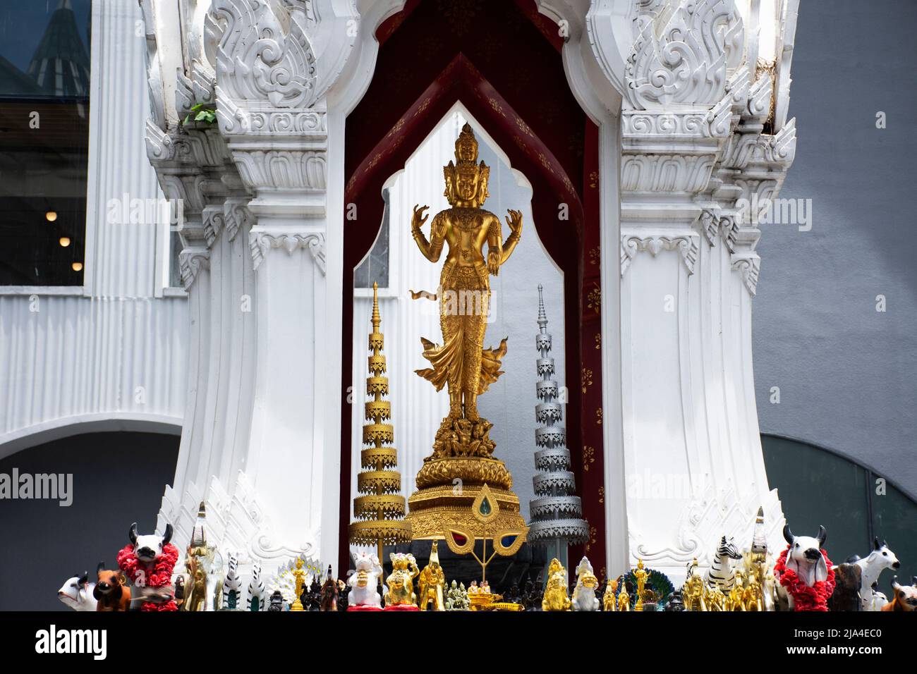 Alte trimurti gott-Statue oder lord Supreme trinity Figur in Schrein für thailänder Reisende reisen Besuch und respektieren Segen heilig auf der Terrasse beten Stockfoto