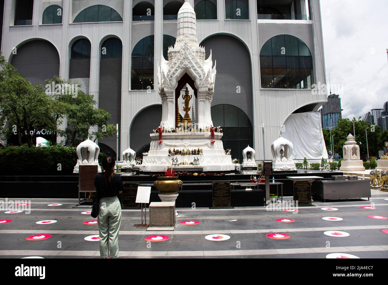 Alte trimurti gott-Statue oder lord Supreme trinity Figur in Schrein für thai Menschen Reisende reisen besuchen und respektieren beten Segen heiligen Geheimnis Stockfoto