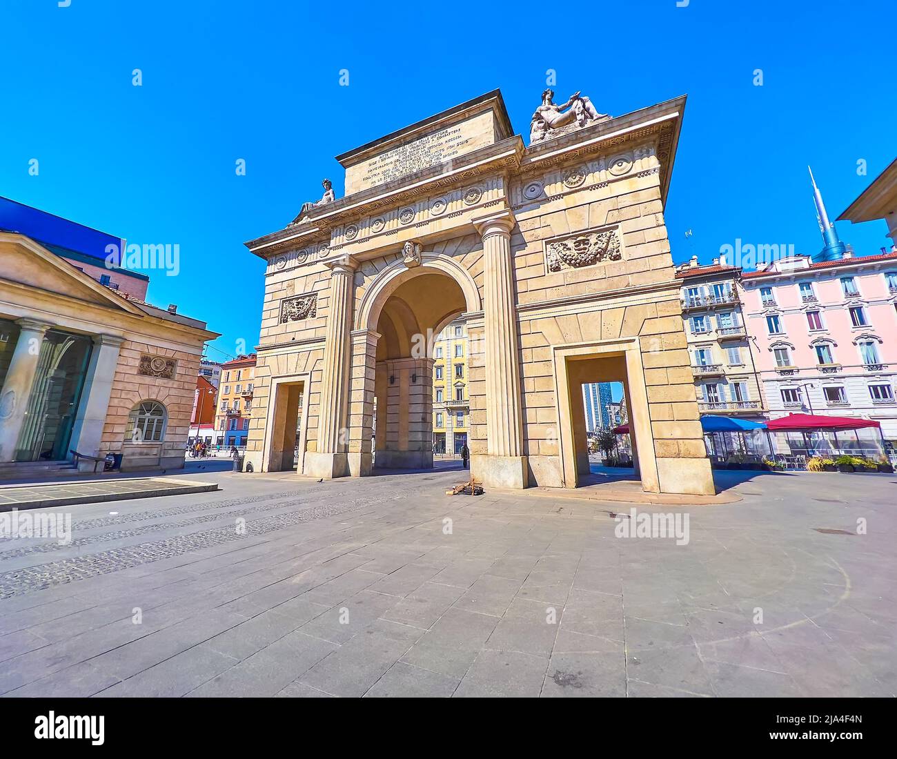 MAILAND, ITALIEN - 5. APRIL 2022: Der herausragende historische Porta Garibaldi-Bogen im historischen Zentrum von Mailand, am 5. April in Mailand, Italien Stockfoto