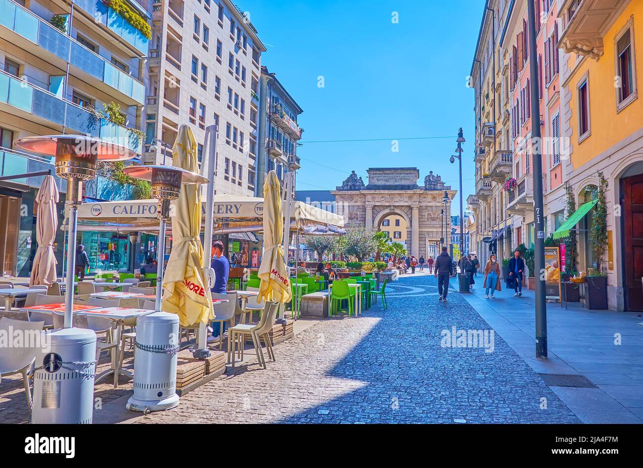 MAILAND, ITALIEN - 5. APRIL 2022: Fußgängerzone der Corso Como ist ein beliebter Ort, um sich in einer der zahlreichen Cafés im Freien auszuruhen und die herrliche Aussicht auf die Stadt zu genießen Stockfoto