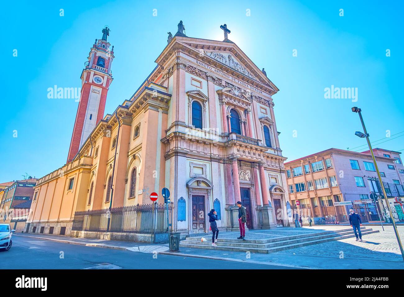 MAILAND, ITALIEN - 5. APRIL 2022: Fassade der Basilika Santuario Sant'Antonio di Padova in Mailand, am 5. April in Mailand, Italien Stockfoto