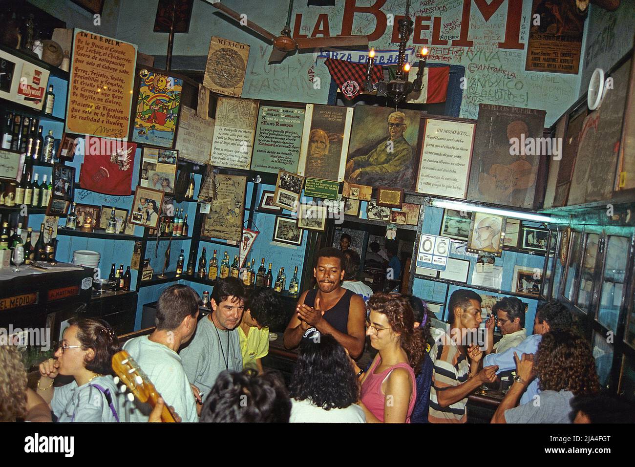 Einheimische und Touristen in der Bar La Bodeguita del Medio, der beliebtesten Bar in Havanna, Kuba, Karibik Stockfoto