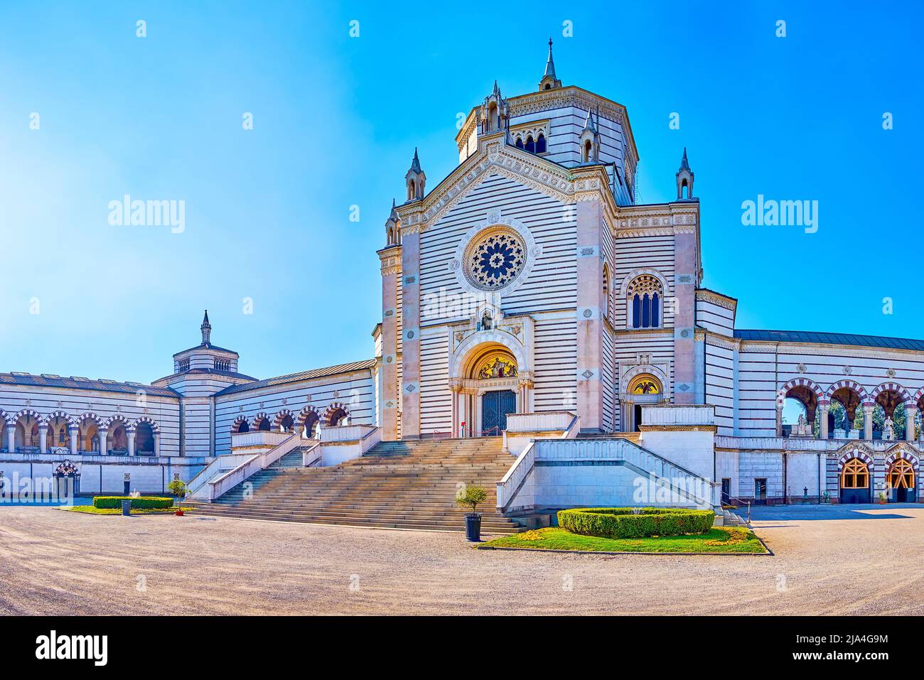 Der Haupteingang und die Treppe zum Famedio des Gedenkfriedhofs von Mailand, Italien Stockfoto
