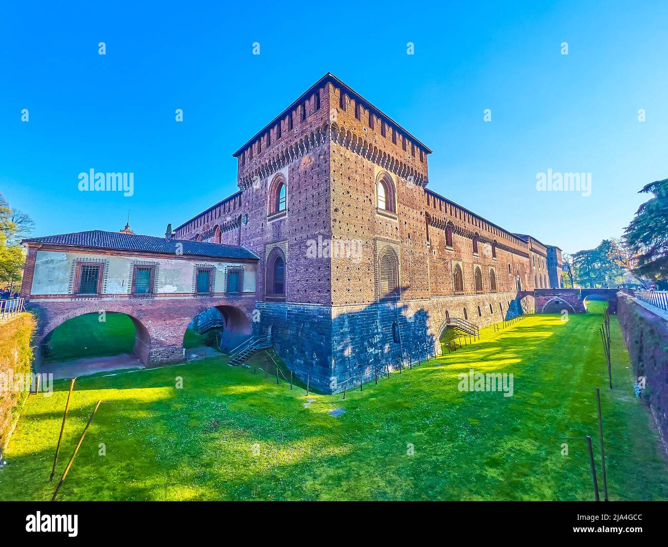Der mittelalterliche Turm von Torre Falconiera mit hohen Mauern des Castello Sforza in Mailand, Italien Stockfoto