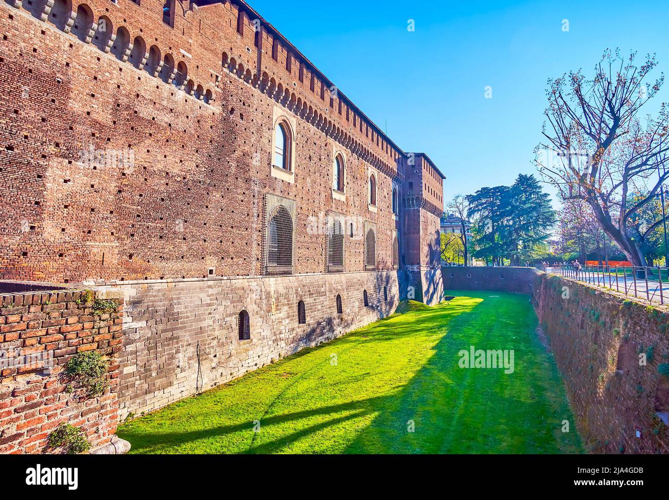 Spazieren Sie im Park Sempione in Mailand, Italien, durch den gegraben Graben des mittelalterlichen Castello Sforza Stockfoto