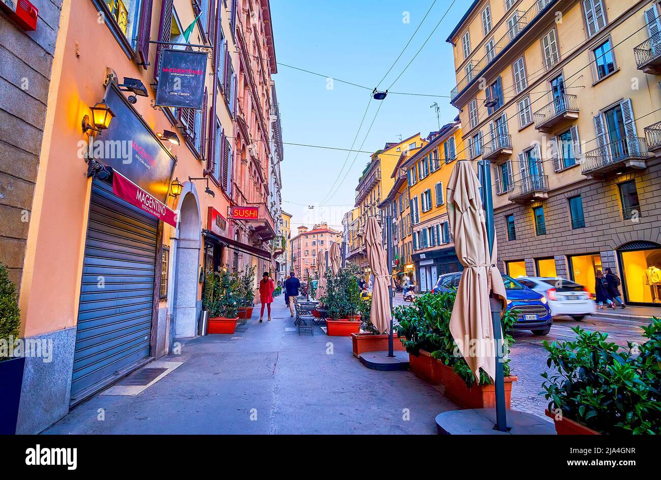 MAILAND, ITALIEN - 5. APRIL 2022: Die Abendzeit in der Corso Magenta Straße mit geschlossenen Geschäften und Geschäften, am 5. April in Mailand, Italien Stockfoto