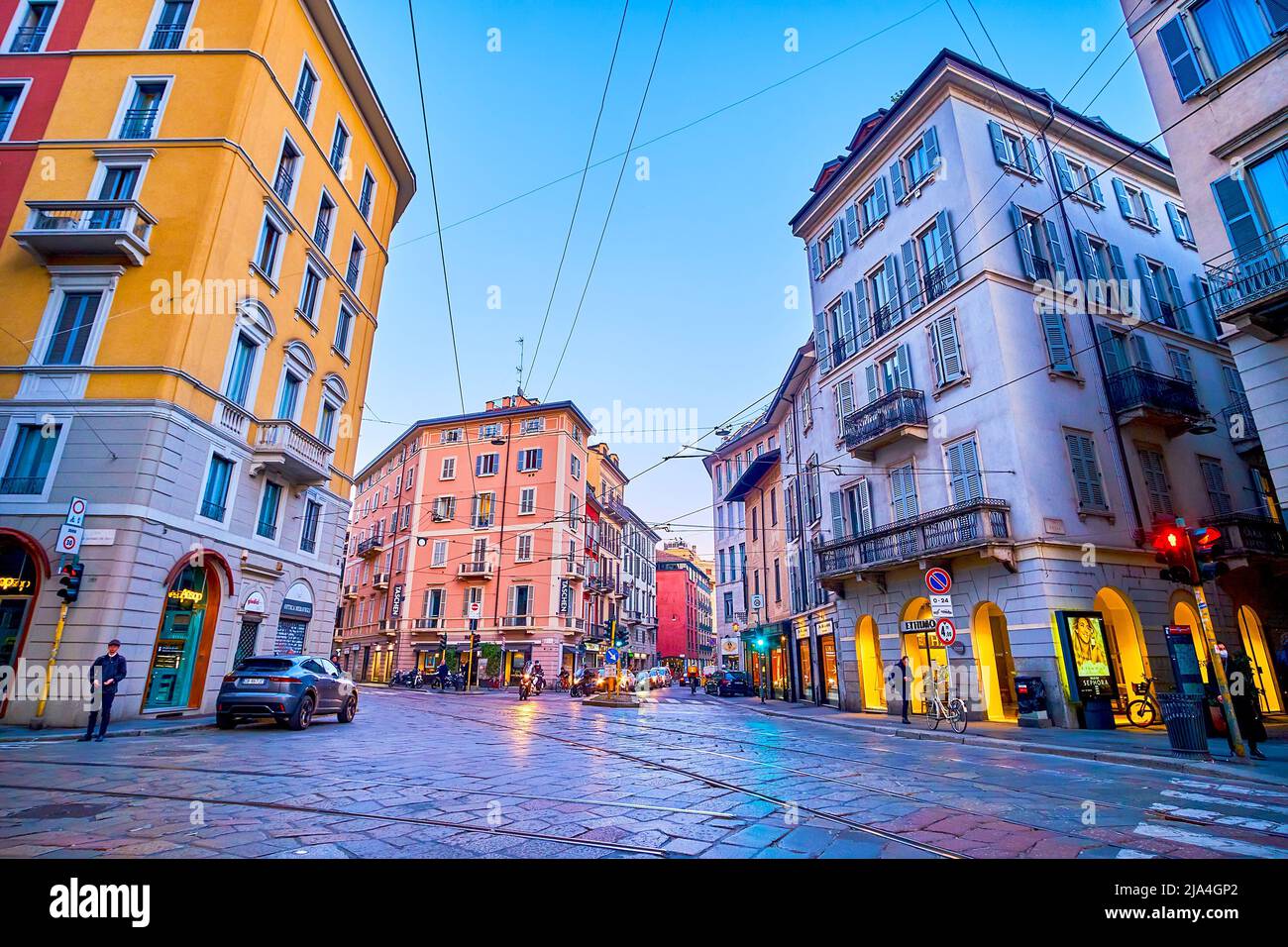 MAILAND, ITALIEN - 5. APRIL 2022: Die malerischen historischen Häuser auf der Corso Magenta Straße in der Altstadt, am 5. April in Mailand, Italien Stockfoto