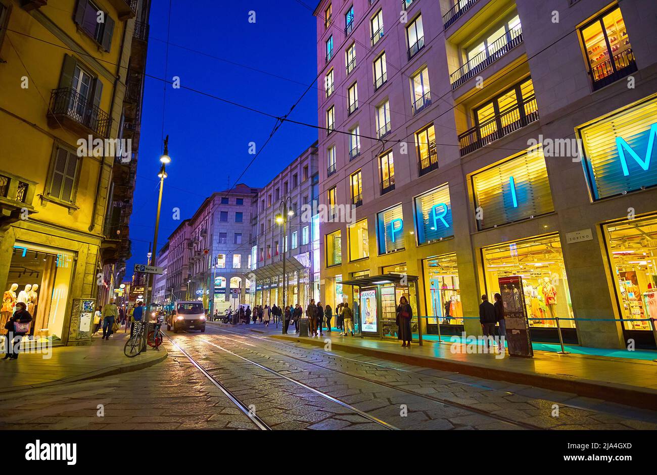 MAILAND, ITALIEN - 5. APRIL 2022: Via Torino mit seinen Geschäften und Einkaufszentren in Nachtbeleuchtung, am 5. April in Mailand, Italien Stockfoto