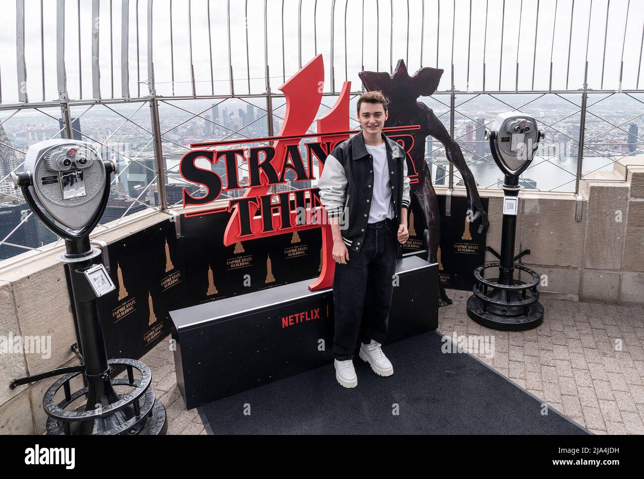 New York, Usa. 26.. Mai 2022. Noah Schnapp von Stranger Things besucht die feierliche Beleuchtung des Empire State Building vor der globalen Veranstaltung für die Premiere der Saison 4. (Foto von Lev Radin/Pacific Press) Quelle: Pacific Press Media Production Corp./Alamy Live News Stockfoto