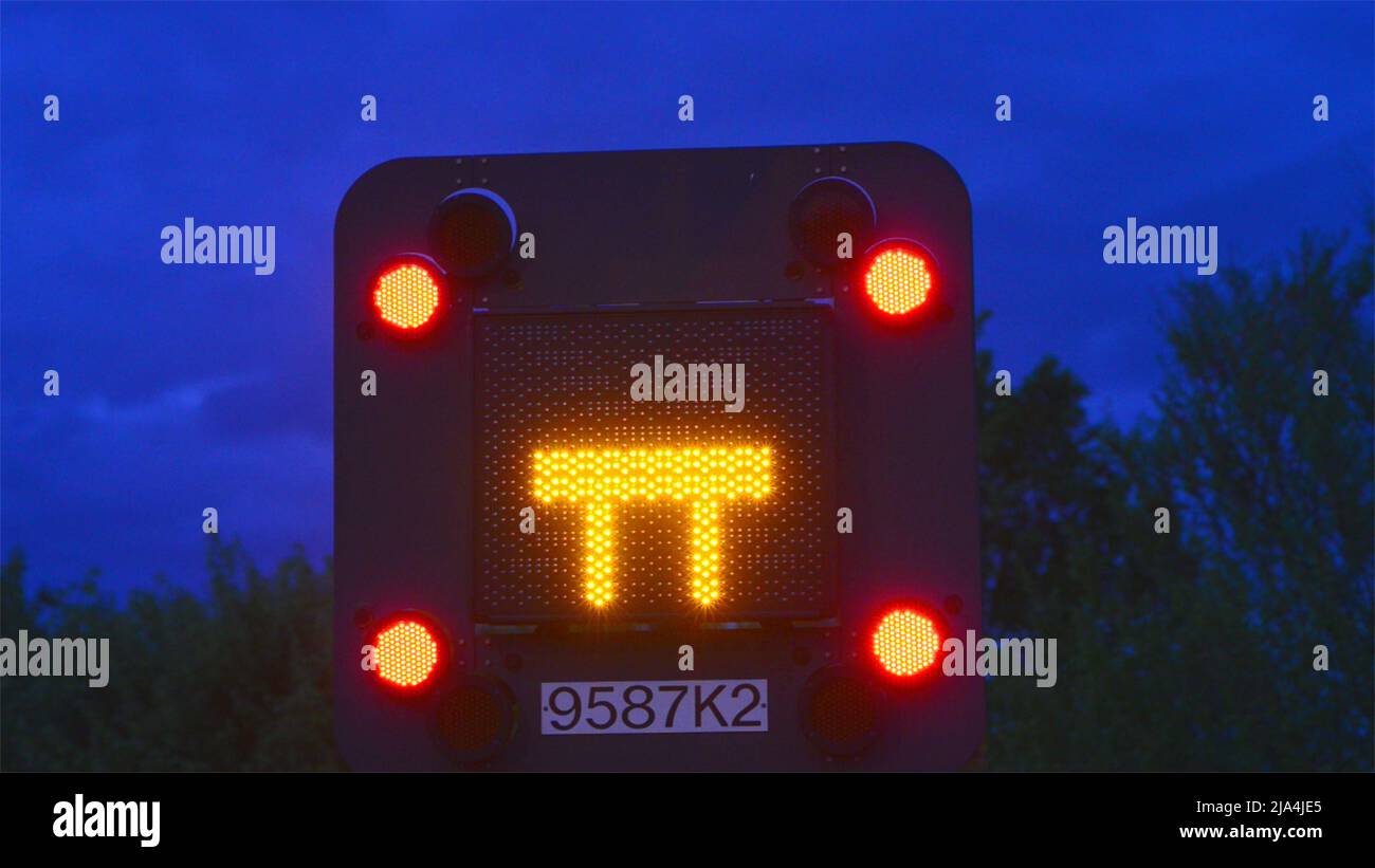 Blockierte Autobahn blinkende Warnschild in der Dämmerung leeds vereinigtes Königreich Stockfoto