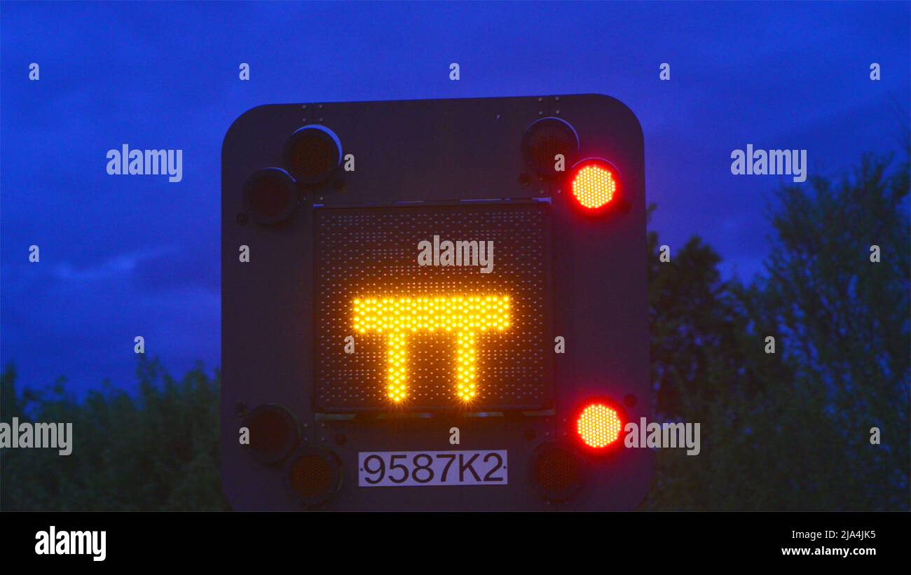 Blockierte Autobahn blinkende Warnschild in der Dämmerung leeds vereinigtes Königreich Stockfoto