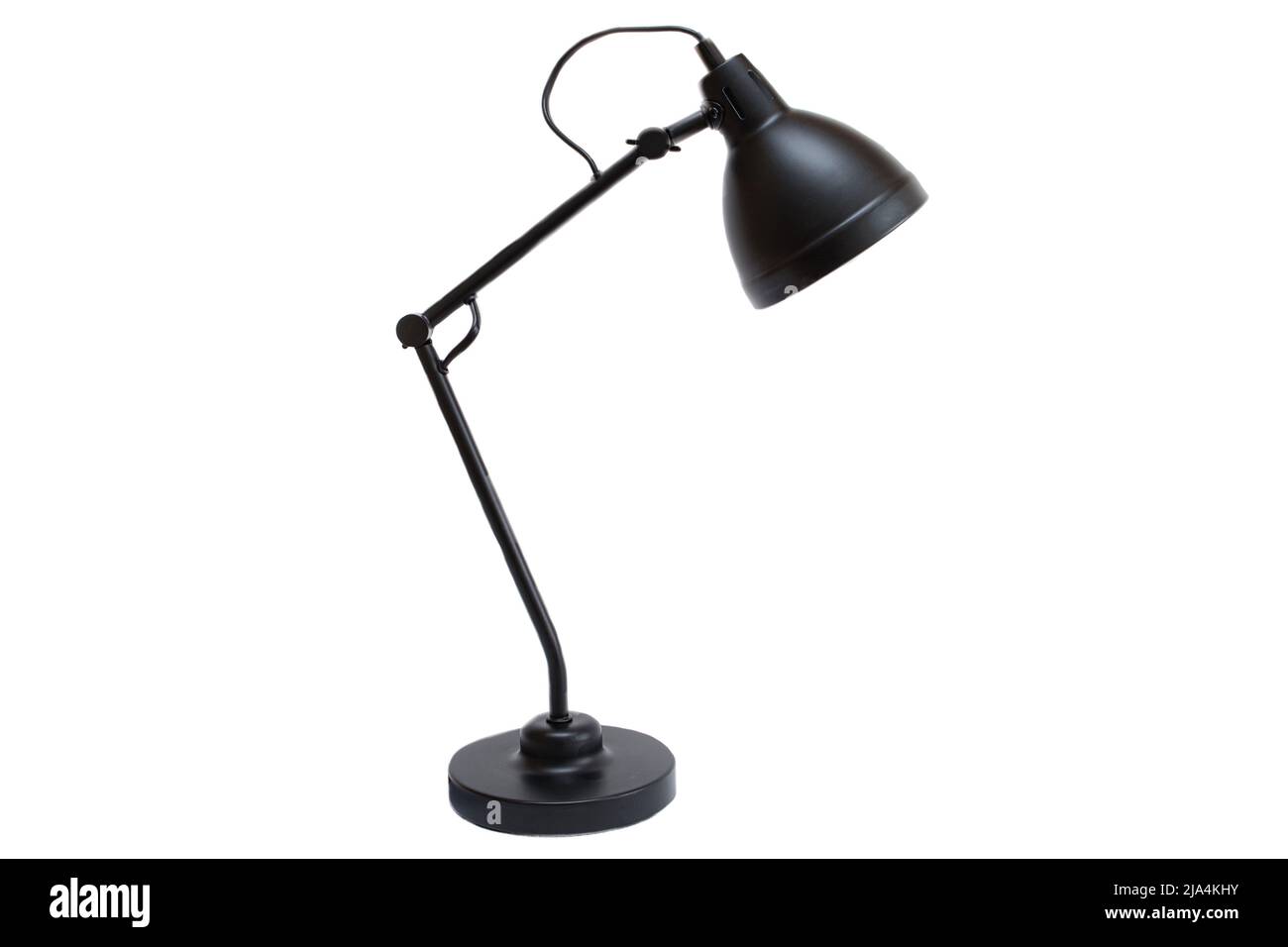 Schwarze elektrische Metalllampe isoliert auf weißem Hintergrund. Lesen, moderne Schreibtischlampe. Minimalistisches Dekorationsobjekt. Stockfoto