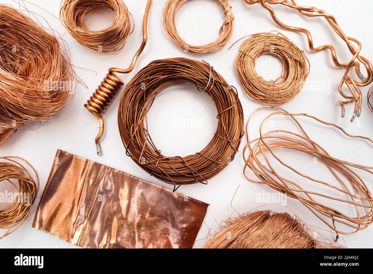 Haufen von verschrottetem Kupfer aus Elektronikmetallen auf weißem Hintergrund. Recycling von Metallen aus der Elektronik. Metall ausgewählter Abfall. Stockfoto