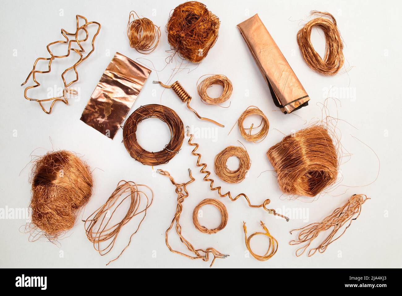 Haufen von verschrottetem Kupfer aus Elektronikmetallen auf weißem Hintergrund. Recycling von Metallen aus der Elektronik. Metall ausgewählter Abfall. Stockfoto