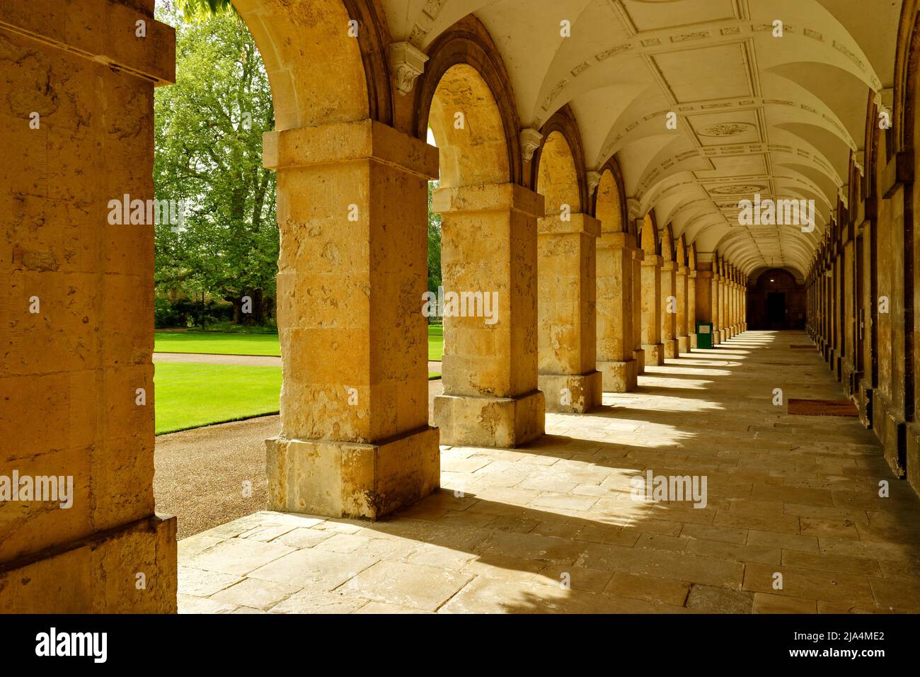 OXFORD CITY ENGLAND MAGDALEN COLLEGE KLÖSTER UND BÖGEN IM NEUEN GEBÄUDE Stockfoto