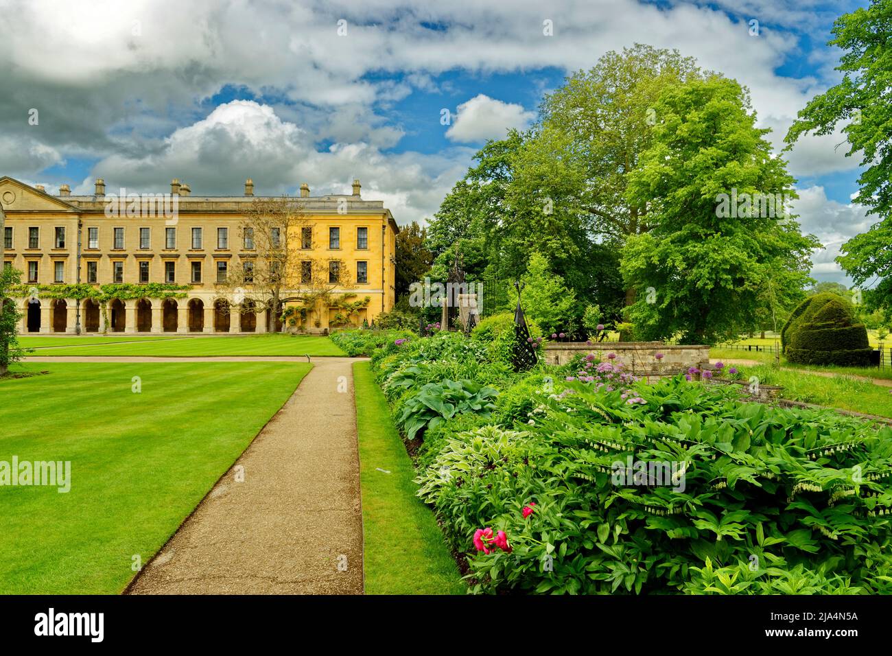 OXFORD CITY ENGLAND MAGDALEN COLLEGE DAS NEUE GEBÄUDE HERRLICHE BLUMENBEETE BÄUME UND RASEN IM FRÜHJAHR Stockfoto
