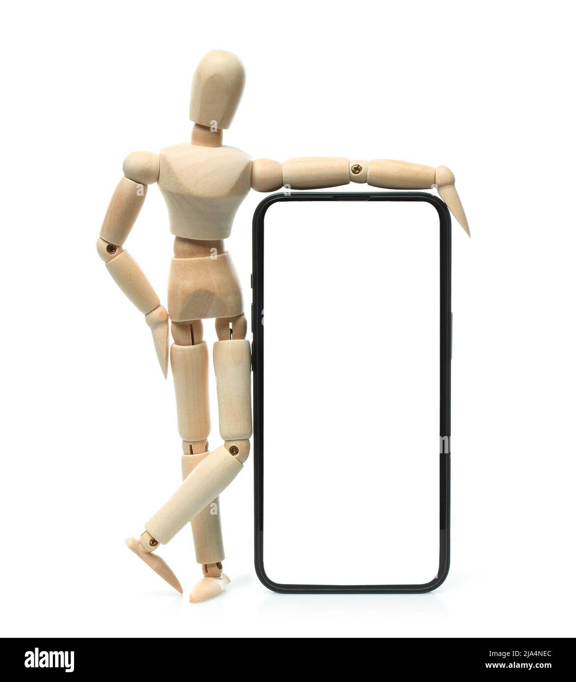 Smartphone mit leerem Bildschirm und hölzerner Übungspuppe, auf weißem Hintergrund, Nahaufnahme Stockfoto