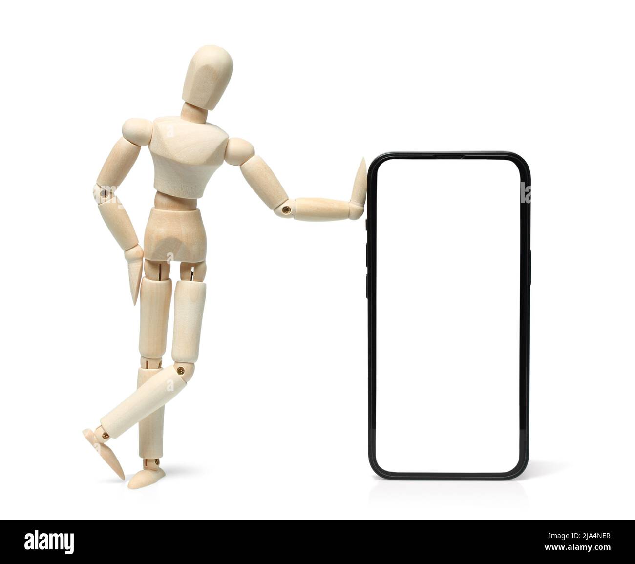 Smartphone mit leerem Bildschirm und hölzerner Übungspuppe, auf weißem Hintergrund, Nahaufnahme Stockfoto