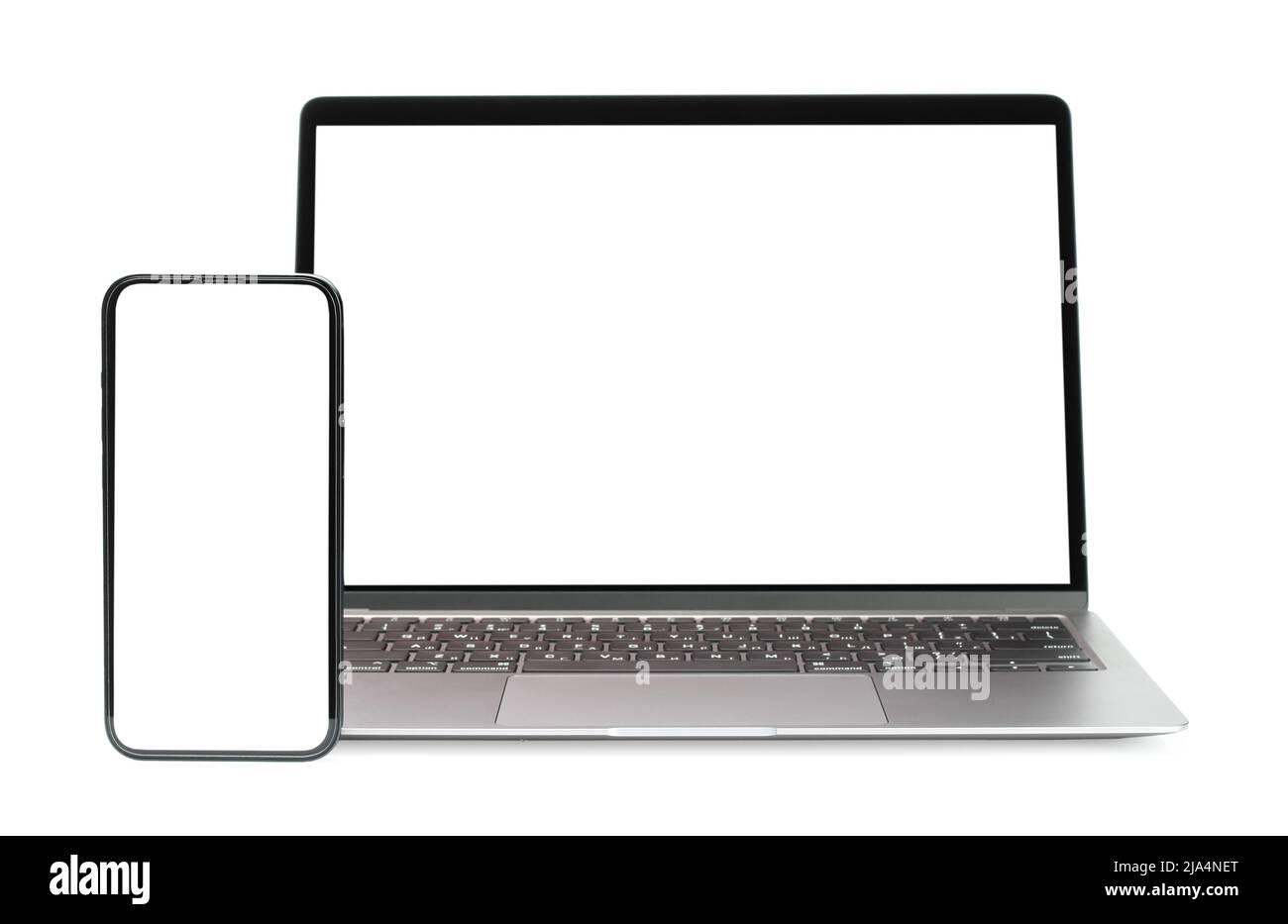 Laptop und Smartphone mit leerem Bildschirm auf weißem Hintergrund, Nahaufnahme Stockfoto